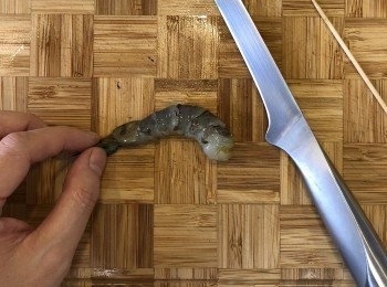 step2: 蝦去頭剝殼，保留尾部不要剝去。用竹籤挑去蝦腸。