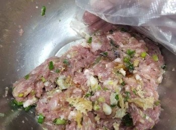 step2: 肉加入調味拌勻。放雪櫃15分鐘。