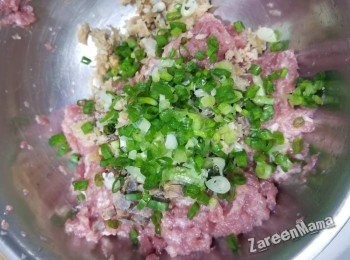 step4: 肉先拌入咸魚及瀨尿蝦干，再加入蔥粒，撈勻。