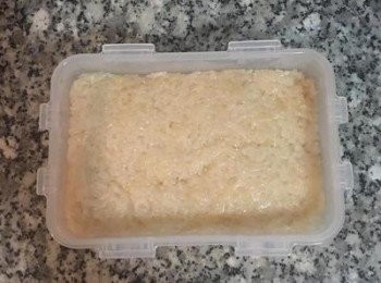 step7: 將糯米舀裝到抹了油的便當盒中，壓平壓緊，放涼；