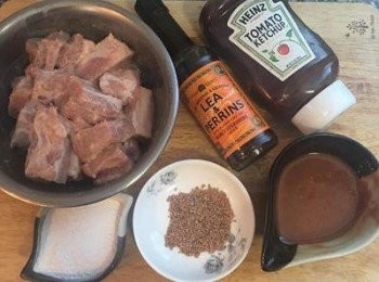 step1: 排骨用流動的水清洗去血水後捏乾水份，放入<span class="group_2">醃料</span>抓勻備用；取ㄧ小碗將<span class="group_3">醬汁</span>材料全部調勻備用。 地瓜粉先裝袋子裡用桿麵棍滾壓成細粉備用。