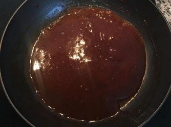 step7: 鍋內放入<span class="group_3">醬汁</span>，小火煮滾，煮滾後請試一下味道，依自己喜歡的酸甜度做調整。