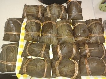 step6: 包好晒後，放入煲水加水注滿至蓋過糉，中細火煮2個半至3小時左右(視乎糉的大小)。煮好的糉待完全涼透可放入雪櫃貯存1星期。放入冰格可貯藏1個月。