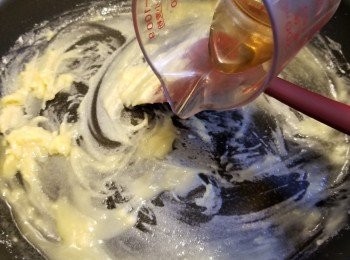 step6: 再讚10g白酒拌勻(如沒有白酒可以不用,白酒是令白汁更香,用任何西式白酒就可以)