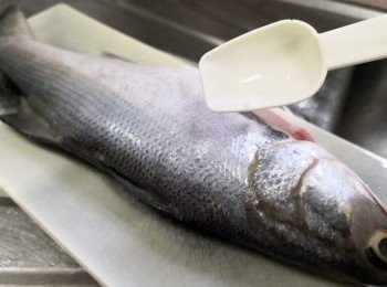 step2: 用小許鹽醃1小時（tips 1: 可令魚肉有味及結實些）