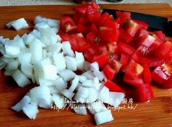 step4: 蕃茄切粒 , 洋蔥切粒