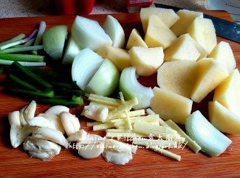 step2: 蔥切段及幼絲 , 薑去皮切絲 , 蒜頭去衣拍扁 , 洋蔥去衣切件