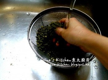 step3: 浸1小時的綠豆倒去水份 , 用水沖一沖洗及瀝乾