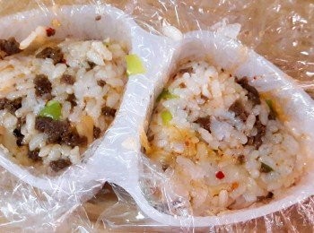 step7: 飯糰模型中 , 舖一片保鮮膜 , 再加入拌好的飯 , 用力壓緊後取出 , 再包上海苔片