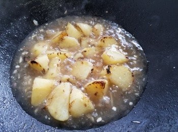 step9: 加水至蓋過面，再放少少鹽蓋好煮滾