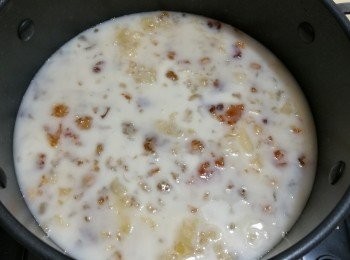 step7: 下冰糖和三花淡奶，冰糖融化後，關火。