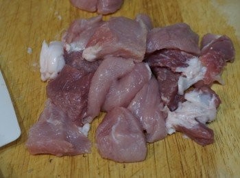 step2: 梅頭肉沖乾淨切成件