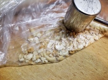 step1: 將40g即食腰果用食物袋裝起,壓碎後加入豆腐餡中拌勻