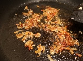 step3: 再爆香沙茶醬。