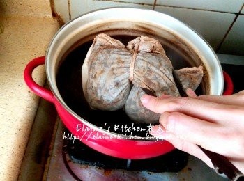 step6: 煲1小時後將魚袋盛起去掉