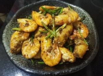 step11: 先預備黃金魚子醬 , 將魚子醬用湯匙搓壓成蓉備用。
將大頭蝦清洗去腸 , 再將蝦頭尖刺剪掉備用 , 用約一公升水放入 , 1 棵芫茜 , 1-2 棵蔥 , 2 片薑 , 加入少少雞粉 , 少少糖 , 少少鹽 , 黃酒滾 5 分鐘 , 再將大頭蝦放入汋 2-3 分鐘取出 , 燒起 2-3 湯匙油 , 放入蒜頭 , 乾蔥辣椒碎爆香