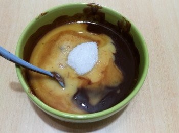 step5: 將鹽、蛋液和砂糖倒進牛油融液內。