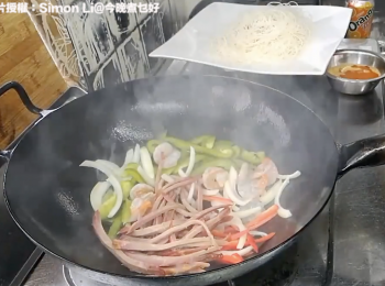 step2: 燒熱鐵鑊炒熟蝦仁 , 落蔬菜和叉燒 ,