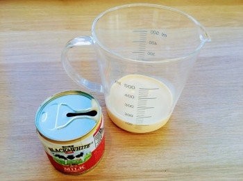 step9: 加入黑白淡奶及白菜仔煲5分鐘。