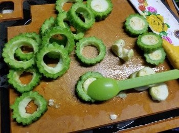 step1: 長身涼瓜1條洗淨後,切開約2cm厚片,用匙羹挖去中間瓜囊待用