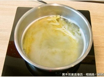 step2: 煮一鍋熱水，加點鹽以藉此增加麵條Q度，麵條煮熟後撈出，拌入些許橄欖油。