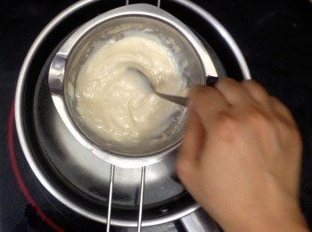 step9: <span class="group_1">撻皮</span>在焗的時候，可以先將白朱古力隔水融化