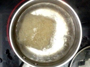step7: 燒沸水，把米粉煮3分鐘至軟熟，撈起過冷河後備用