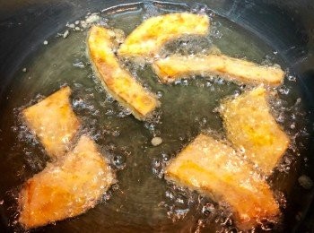 step3: 燒熱油鍋，插進筷子有小氣泡即成。南瓜沾上<span class="group_2">粉漿</span>後落鍋，以中至小火炸至金黄色，撈起以廚房紙吸走多餘油份。