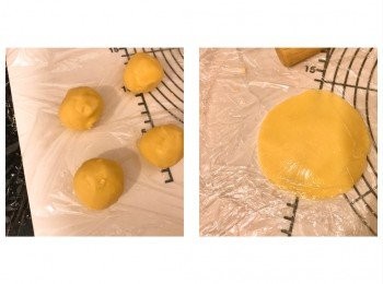 step7: 第二次發酵完成前10分鐘取出焗盤，170度預熱焗爐
將菠蘿包皮從雪櫃取出，分割35g一份，搓圓，放在兩塊保鮮紙中間，用手壓平，再用木棍擀成圓形（邊位可以薄些）