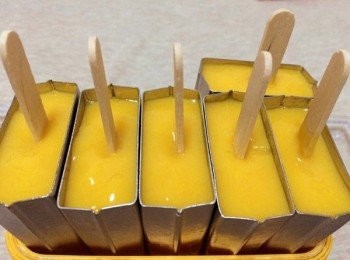 step2: 芒果泥加入牛奶，砂糖，攪拌均勻，然後倒入模具中，放入冰櫃，完成。