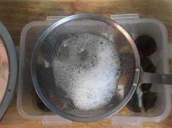 step5: 用濾網將蛋白濾進便當盒；