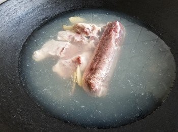 step8: 用黃酒將豬骨，牛展凍水放入出水