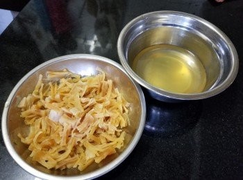 step4: 再將瑤柱拆散，瑤柱水留用