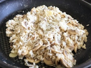 step3: 加入已煮過的蒜片、蘑菇，加入忌廉、黑松露及芝士碎，炒勻。