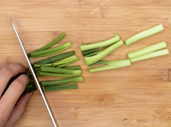 step1: 先切走蔥的兩端部份。
蔥段，大約每5厘米長切段。