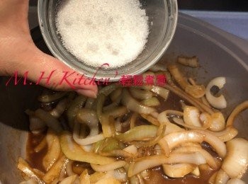 step11: 加入醬油，味醂、料理酒、糖、水煮滾，洋蔥開始軟身