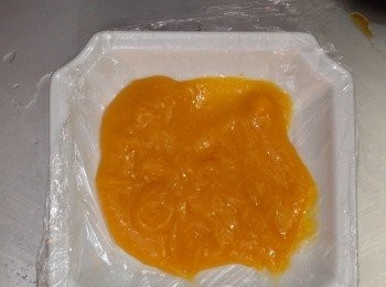 step13: 小碟放上保鮮紙
將芒果蓉倒至小碟攤開，入冰箱雪成冰