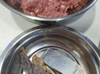 step1: 梅頭肉洗淨剁碎，準備調味