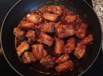 step8: 放入炸好的排骨；