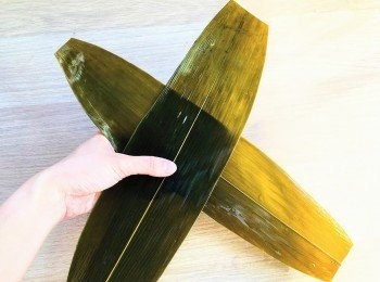 step4: 用布抺去糉葉多餘水份，剪去糉葉頭尾，將糉葉交叉疊好。