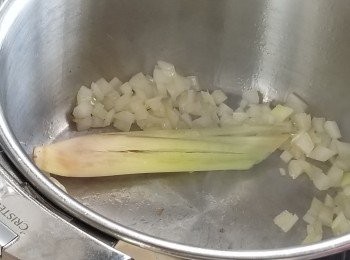 step1: 燒熱油鍋將洋蔥香茅炒香。