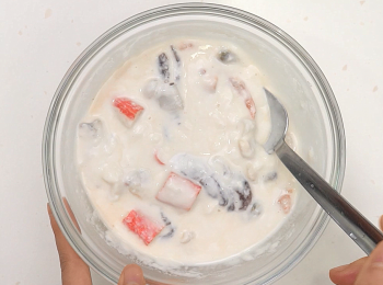 step3: 海鮮倒入麵粉糊中，攪拌均勻。