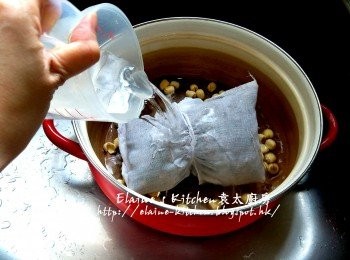step4: 蓮子用水沖一沖洗及瀝乾後放入煲內 , 加入桑寄生魚袋 , 加入3500ml水