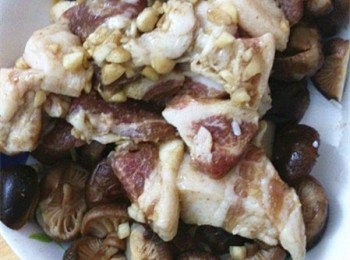 step1: 提前一晚把五花肉洗淨，放鹽，蠔油，十三香醃制好放冰箱冷藏一晚。香菇也提前用水泡發。