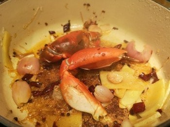 step4: 蟹可以預先撲上生粉後再泡油，但今次見蟹比較多膏，不想留失蟹膏，所以省略泡油部份。先將蟹蚶放入煲內，灑上1湯匙熱水蓋蓋焗3分鐘，炒一炒蟹再焗1分鐘。