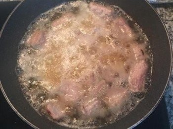 step3: 排骨入油鍋，中小火慢炸，剛放入排骨時請勿攪拌，不用擔心排骨會黏在一起，待排骨炸定型後自然會分開；這次油炸主要是要把排骨炸熟，所以中小火慢慢炸，約要炸6-8分鐘。 所以炸排骨的同時可以將蕃茄和檸檬切片，擺好在盤子上。