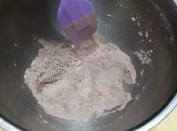 step7: 將粉類和做法4的混合物拌勻。