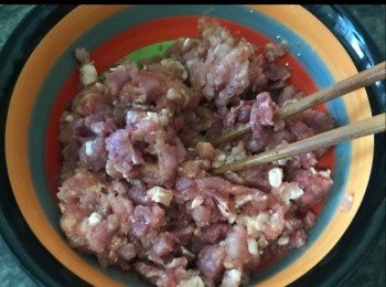 step2: 醃肉約1小時。
生抽、胡椒粉、魚露、糖、生粉。