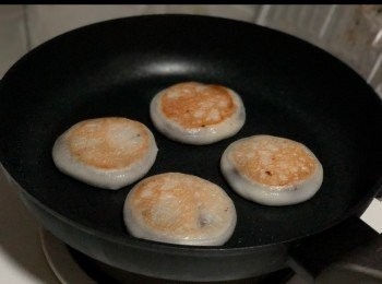 step5: 包好晒可以煎....準備煎plan 預熱掃小許油 小火 
慢煎...煎到金黃先反 ..見到透透地熟了.....上碟 一個一個分開點放...放涼一點吃好煙un
