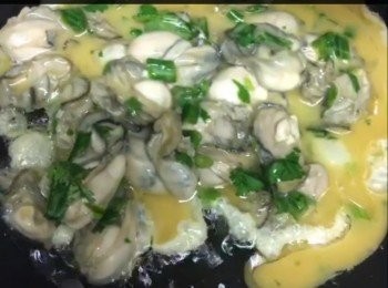 step9: 加多些菜油在煎pan燒滾，一路搞粉漿(粉漿停留一段時間粉會沉澱）用湯殼拔上蠔仔糊漿，倒入燒滾油的煎pan上半煎炸狀態。